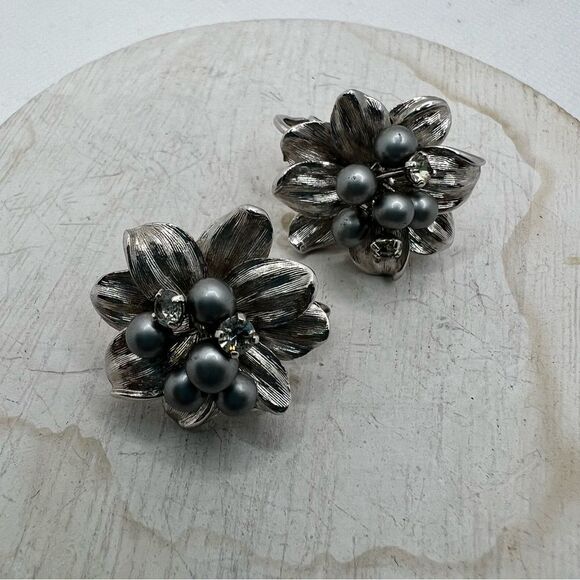 Silver elegant fancy flower clip on earrings - Picture 2 of 9